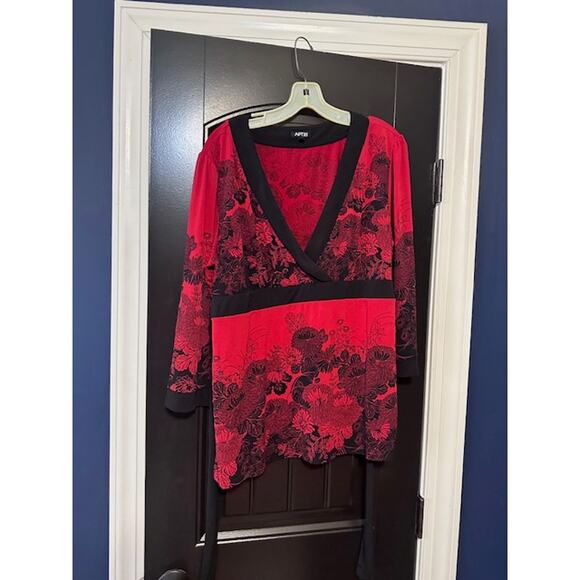 Apt. 9 Women’s Red & Black Floral V-Neck Top Size XL - Picture 3 of 3